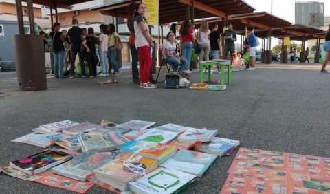 Il mercatino di Triggiano, dove i ragazzi vendono i libri scolastici usati: come una volta